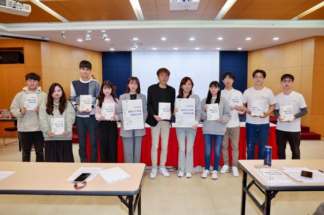 EdYouth 台灣一滴優教育協會等學生團體6日舉行「2025 語言文化教育政策白皮書」記者會，提出8大訴求，希望藉此扭轉目前教育現場對本土語言資源不足、師資斷層、課程規畫困難及學生學習意願低落等狀況。（姚志平攝）