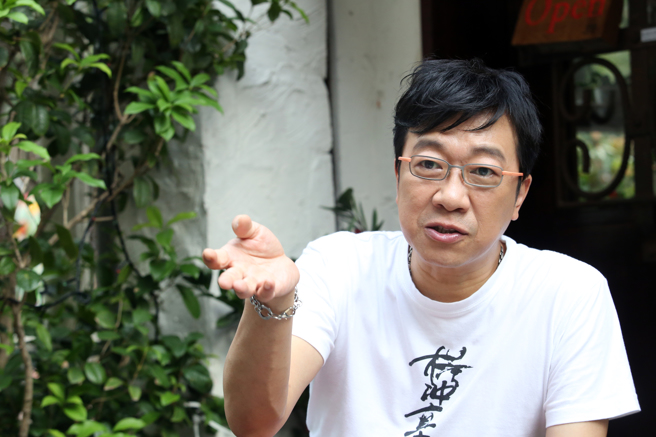 61岁知名主持人曹启泰日前透露，于大年夜时因轻微脑部短暂缺血而送医，所幸救回一命。（图／中时资料照）