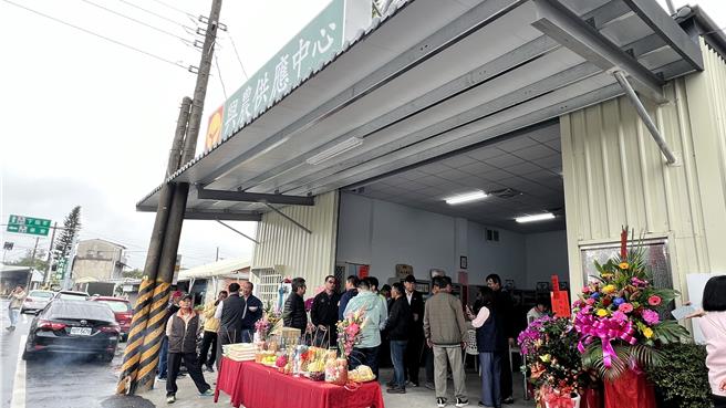 張美雪的新店開幕，許多鄉親朋友來恭賀。（張毓翎攝）