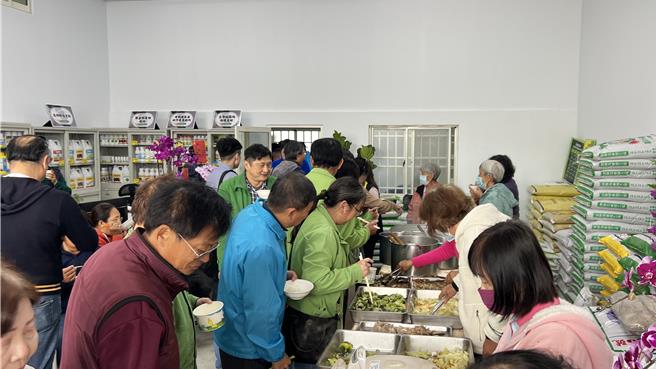 張美雪說，店內還保留很充裕的空間，讓農民朋友可以進來泡茶、吃東西。（張毓翎攝）