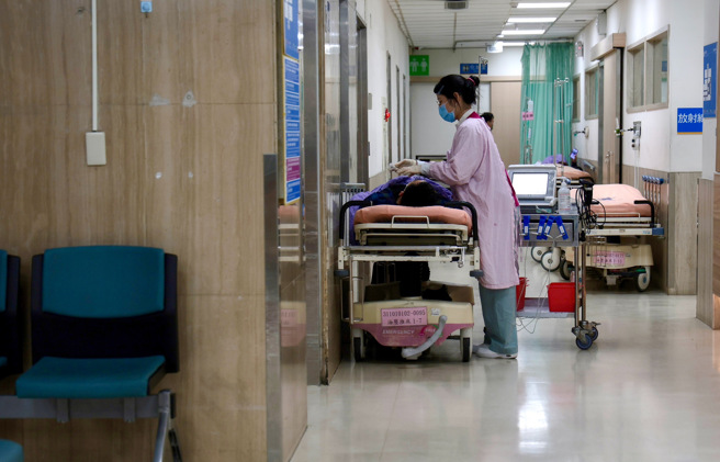 急诊壅塞反映出医院护理人力不足困境，卫福部护理及健康照护司公布全台445家医院护理人员薪资，但不少护理人员看了直呼「根本没这行情」。图为卫福部台北医院急诊室状况。（本报资料照）