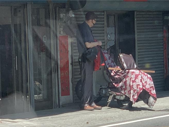 7旬翁因誤陷網路愛情淪車手，向6旬賣菜阿婆取款時遭逮。（警方提供／葉靜美彰化傳真）