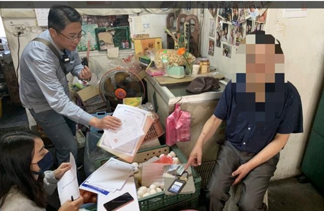 7旬翁因誤陷網路愛情淪車手，向6旬賣菜阿婆取款時遭逮。（警方提供／葉靜美彰化傳真）