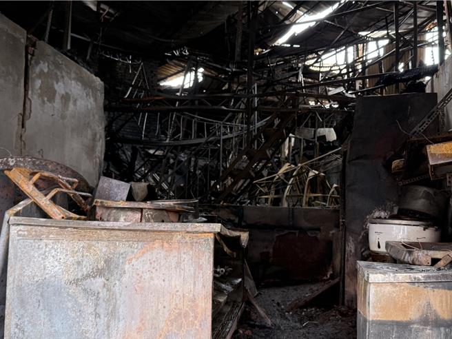 爌肉店等摊商店面付之一炬。（宝智华摄）