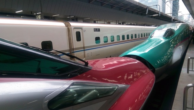 日本东北新干线「隼鸟・小町」号列车在行驶中突然发生列车连结处断裂。图非事发列车。（资料照／陈泳溙摄）