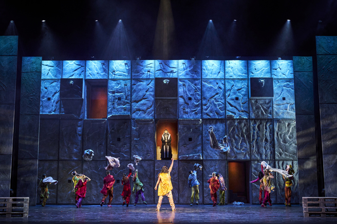 吉卜赛首领克洛平（Mike Lee饰）透过〈Les Sans Papiers 非法移民〉为无家者发声。(照片/联合数位文创提供)