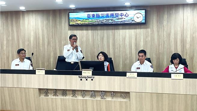 台东县消防局长管建兴（左二）强调，观念决定行动，将由上而下推动思维革新，全面提升消防职安。（萧嘉蕙摄）