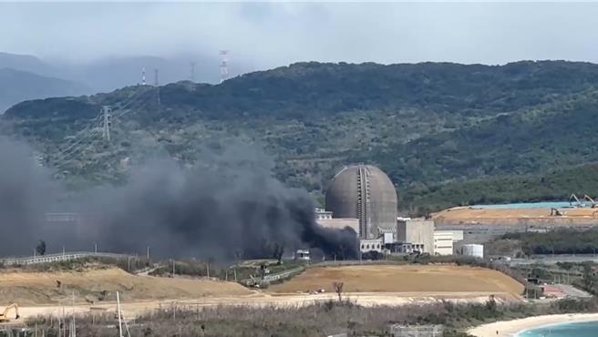 核三厂6日惊传火警，屏县府发声明指出，核三厂未在第一次时间通报县府，已违反屏东县特定场所各类事件通报机制自治条例第5条规定，拟开罚最高额度10万元。（民眾提供／谢佳潾屏东传真）