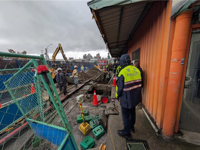 新北市水利局办理「新北市树林地区污水下水道系统第二期第十七标工程」，今（6）日中午12时许因不明原因施工路面坍塌，一名70岁陈姓工人遭重压，送医抢救后宣告不治。（警方提供）