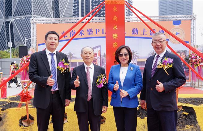 東南米樂陳冠華董事長（左起）、 東南水泥董事長陳敏斷、高市議長康裕成、東南米樂總經理陳品騰。（東南米樂提供）