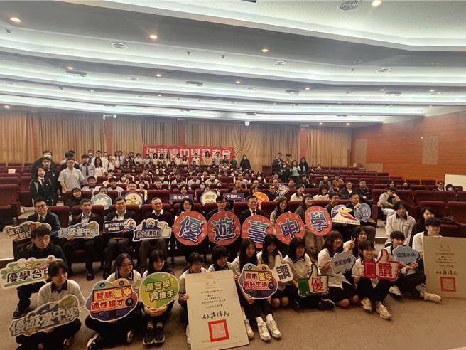 台中市假日跨校选修课程「优游台中学」，6日在忠明高中举办记者会宣布这学期与51所社教馆院、大学和高中职合作开设逾90门的选修课，同时表扬104位修课满18小时以上的学子。（潘虹恩摄）