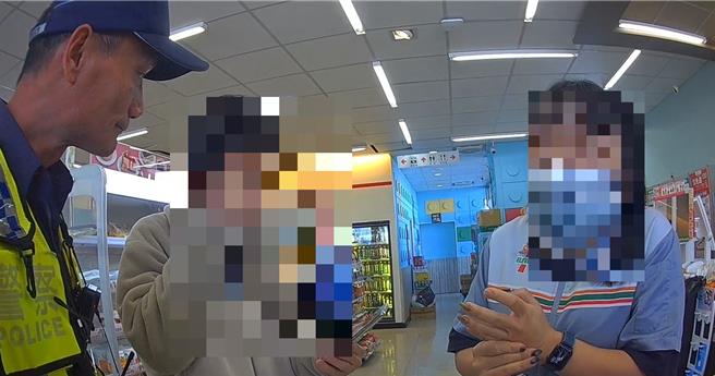 员警与超商店员即时阻诈。（民眾提供／李京升台中传真）