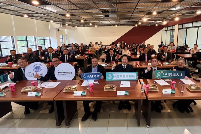 LLM校园学习平台打破AI教学的三大断层，让学生能实际建置AI Agent、微调大型语言模型，创造具商业价值的AI应用。(照片/东海大学提供)