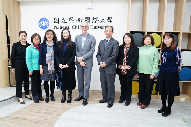 美国俄亥俄州立大学（OSU）文理学院院长 David Horn 博士(中)与暨大教授群，于参访活动合影。(照片/国立暨南大学提供)