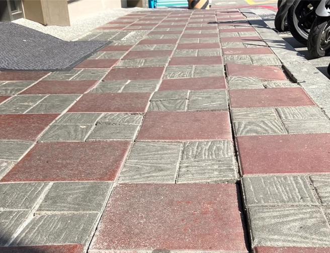 新竹市议员刘彦伶近日接获民眾陈情，指清大夜市建功路人行道地砖多处不平，影响行人安全。（刘彦伶提供／王惠慧新竹传真）