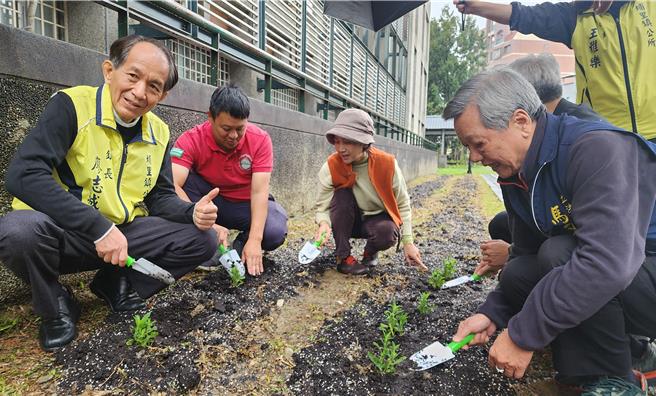 埔里镇长廖志城盼重现「蝴蝶王国」美景，6日与来宾及南光国小师生种苗木，营造蝴蝶栖地。（杨静茹摄）