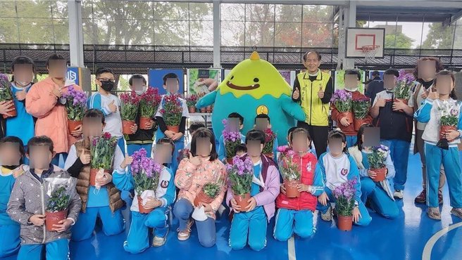 2025「埔里育树季」系列活动6日在南光国小登场，台一种苗公司提供醉鱼木、马利筋、长穗木、马鞭草等花草营造蝴蝶栖地。（杨静茹摄）