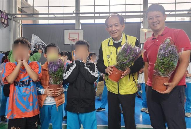 埔里镇长廖志城6日赠送南光国小学生马鞭草等花草，携手营造蝴蝶栖地。（杨静茹摄）