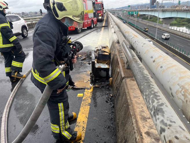 今天下午3時許，台64西行17公里處，一輛貨車後方的物品突然起火，消防隊到場撲滅火勢，詳細起火原因還有待釐清。（翻攝畫面）
