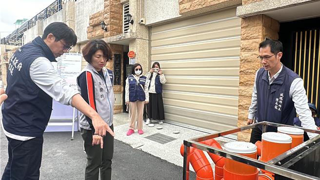 台东市污水下水道第2期工程4月将于市区人口稠密带施工，为此，台东县长饶庆铃（左二）6日至汉阳南路视察工程。（蔡旻妤摄）