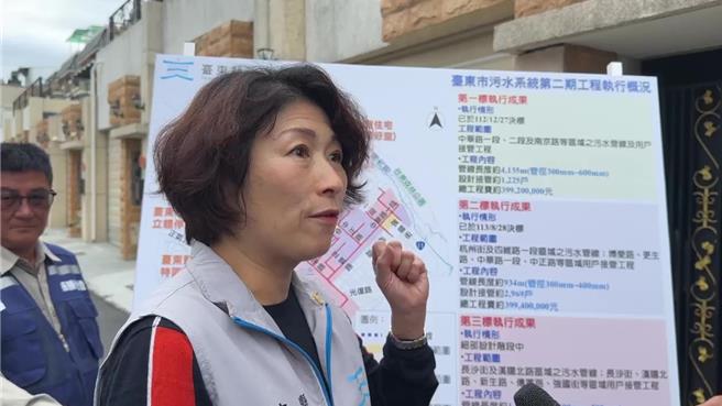 台东市污水下水道第2期工程4月将于市区人口稠密带施工，为此，台东县长饶庆铃6日至汉阳南路视察工程。（蔡旻妤摄）