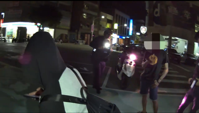 高雄市鼓山分局旗津分駐所員警3日晚間7時許準備巡邏時，發現3名男女從計程車下車後舉止異常，經過派出所門前時引起員警注意，隨即上前攔查，赫然發現其中一名42歲印尼籍女子竟是移民署公告的失聯移工。（圖／簡銘柱翻攝）