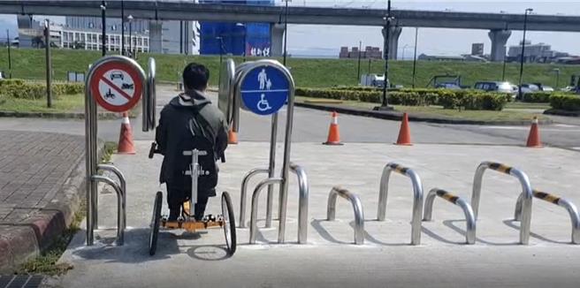 新北市高滩处表示，新北河滨设置符合无障碍通行需求设施并兼顾公园管理。（图／新北市高滩处）