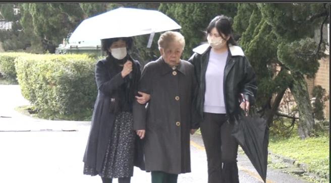 柯母何瑞英昨天下午和陈佩琪现身看守所办理接见，今天上午则是约莫10时20分许现身。（民眾提供）