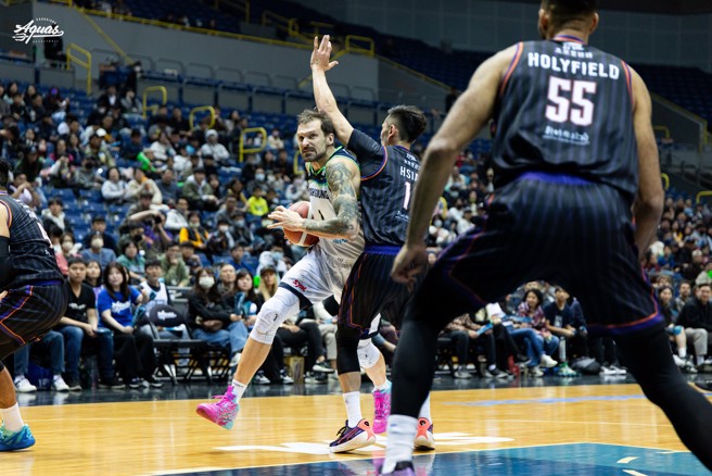 高雄全家海神洋將艾德（左）場上奮戰精神值得肯定。（高雄全家海神提供）
