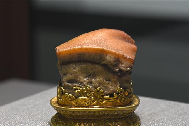 「故宫国宝聚澎湖」特展，由人气国宝，清 肉形石领衔启航。（故宫博物院提供／许逸民澎湖传真）