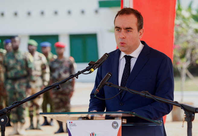 法国防长勒克努2月20日访问非洲象牙海岸。（路透）