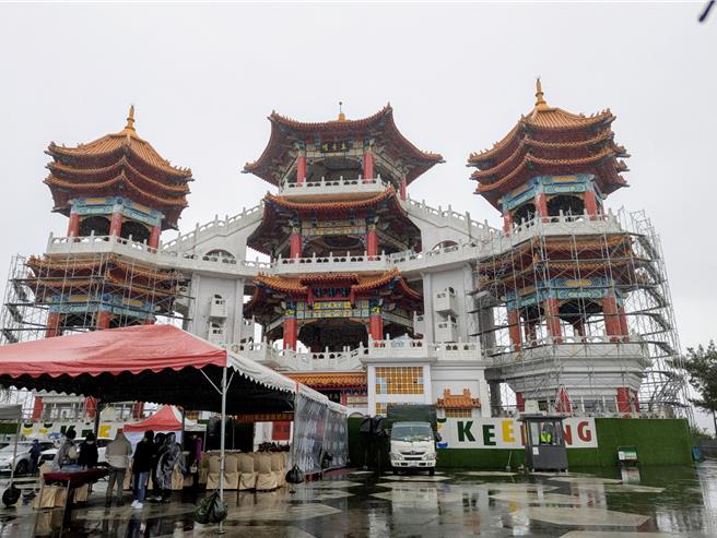 基隆市重要地标之一的主普坛，去年受0403花莲大震影响出现部分损伤，市府编列1600万元进行整修，预计将在中元祭前完工。（张志康摄）