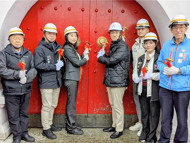 基隆市长谢国梁（右4）、基隆市政府文观局长江亭玫（左3）6日下午共同主持主普坛整修开工仪式。（张志康摄）