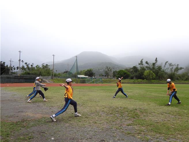 花莲县瑞穗国中棒球队成立迄今约12年，24位选手中，原住民球员占8成、约21位，多半来自弱势家庭，球队的存在不仅透过提供住宿、供餐帮助家庭减轻负担，也帮助小朋友成长。（罗亦晽摄）