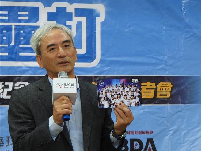 悠游卡公司董事长林志盈说明此次捐款给中华民国棒球协会、原住民族棒球运动发展协会的初心。（罗亦晽摄）