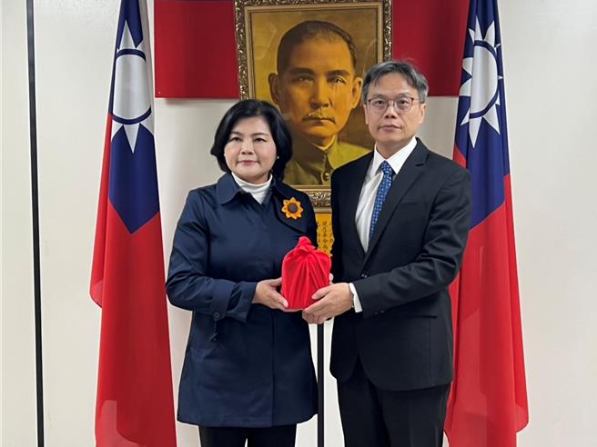 雲林縣政府6日舉行稅務局長李俊興（右）布達典禮，由縣長張麗善（左）監交，李俊興表示未來稅務相關人員要運用AI智慧進行轉型，提升稅務服務。（張朝欣攝）