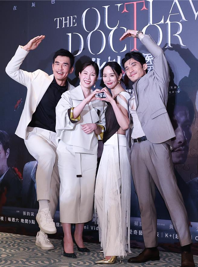 杨一展（左起）、张钧宁、蔡亘晏、连炳发6日出席《化外之医》首映会。