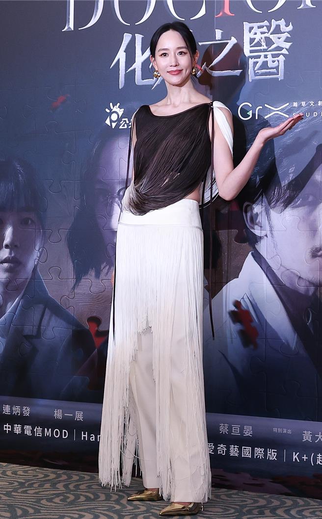 张钧宁《化外之医》饰演神经外科医师郑琬平。