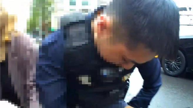警方将李男压制带回派出所保护管束。(翻摄照片／林郁平台北传真）
