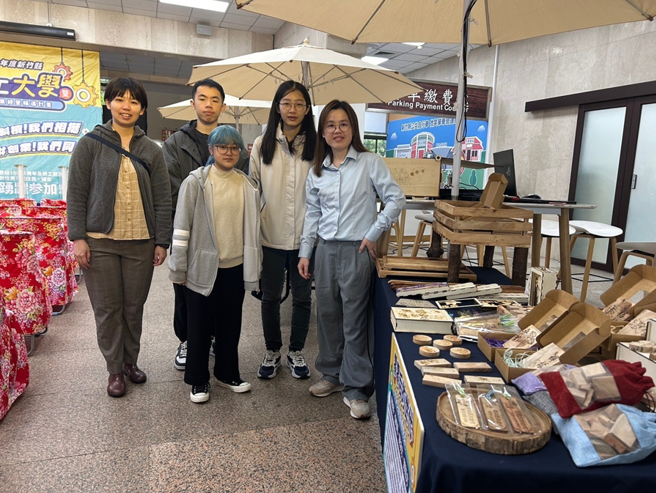 玄奘大學研發處與視傳系師生呈現校內課程所學展現文化創意能力。(照片/玄奘大學提供)