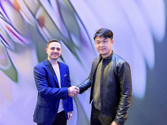 MWC大会期间，台湾大个人用户事业商务长林东闵（右）与Perplexity商业副总Ryan Foutty（左）交流。（台湾大提供）