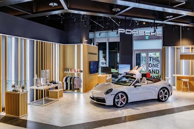 新北保时捷中心将独家的The Art Corridor艺术展演移师至此，再度邀请Labubu原创者－龙家升Kasing Lung跨界操刀，展出特仕版装置艺术。（尚腾汽车集团提供）