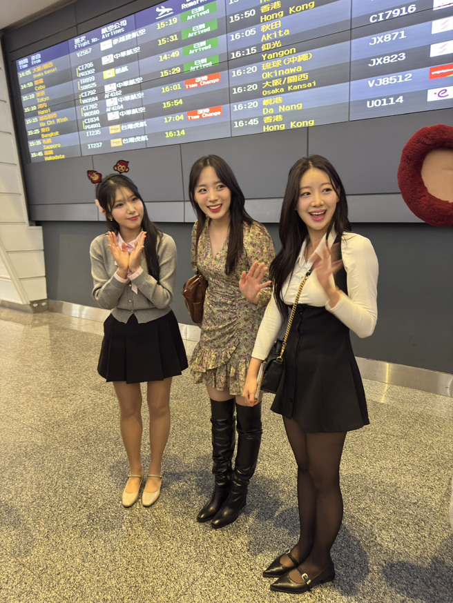 乐天女孩「韩籍三本柱」廉世彬(左起)、河智媛、禹洙汉，提前在机场合体曝光。（乐天桃猿提供）