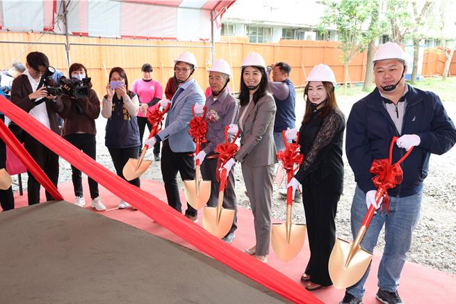 南投縣政府斥資近5700萬元新建草屯國小附設幼兒園園舍，南投縣長許淑華6日偕立委馬文君、游顥等人出席動土典禮。（南投縣政府提供／楊靜茹南投傳真）