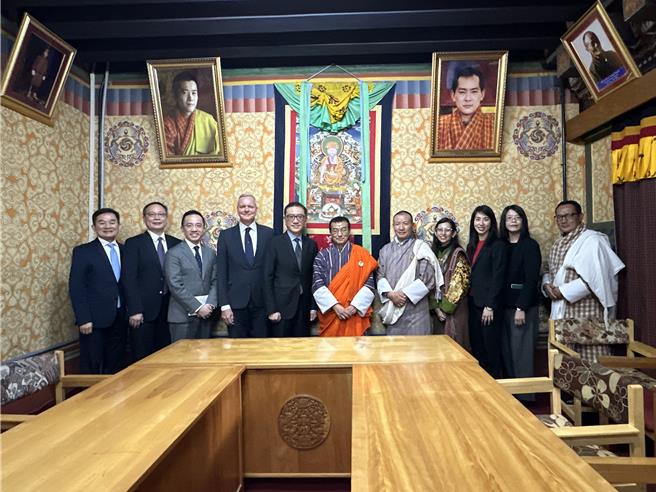 ABA會長、中國信託金控副董事長吳一揆（左五）親自率團赴不丹王國參訪，拜會該國財政部長Lyonpo Lekey Dorji（中）。（ABA提供）