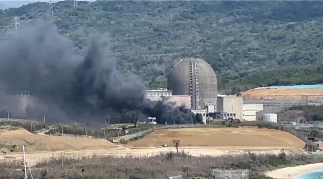 核三厂空压机厂房南侧冷却水塔今早起火，窜出大量浓烟引发关注。（民眾提供）