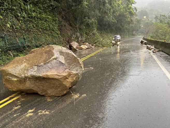 北宜公路早上7时许，边坡巨石掉落，导致双向交通受阻，警方获报到场警戒，现场经过2小时抢救后恢復交通。（翻摄画面）