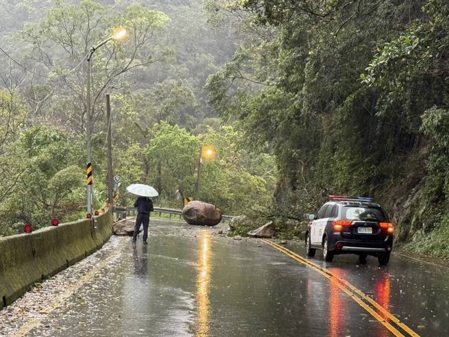 北宜公路早上7时许，边坡巨石掉落，导致双向交通受阻，警方获报到场警戒，现场经过2小时抢救后恢復交通。（翻摄画面）