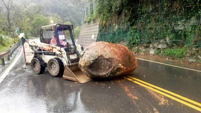 北宜公路早上7时许，边坡巨石掉落，导致双向交通受阻，警方获报到场警戒，现场经过2小时抢救后恢復交通。（翻摄画面）