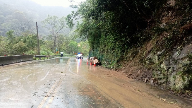 北宜公路早上7时许，边坡巨石掉落，导致双向交通受阻，警方获报到场警戒，现场经过2小时抢救后恢復交通。（翻摄画面）